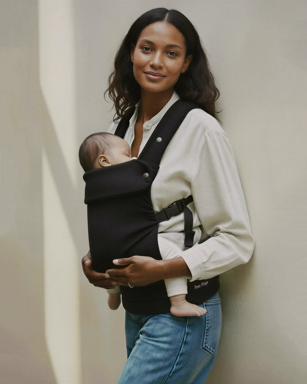 シロユです Baby Compact Carrier ブラック Ergonomic Baby Carrier - Cotton - Black – Petit Filippe