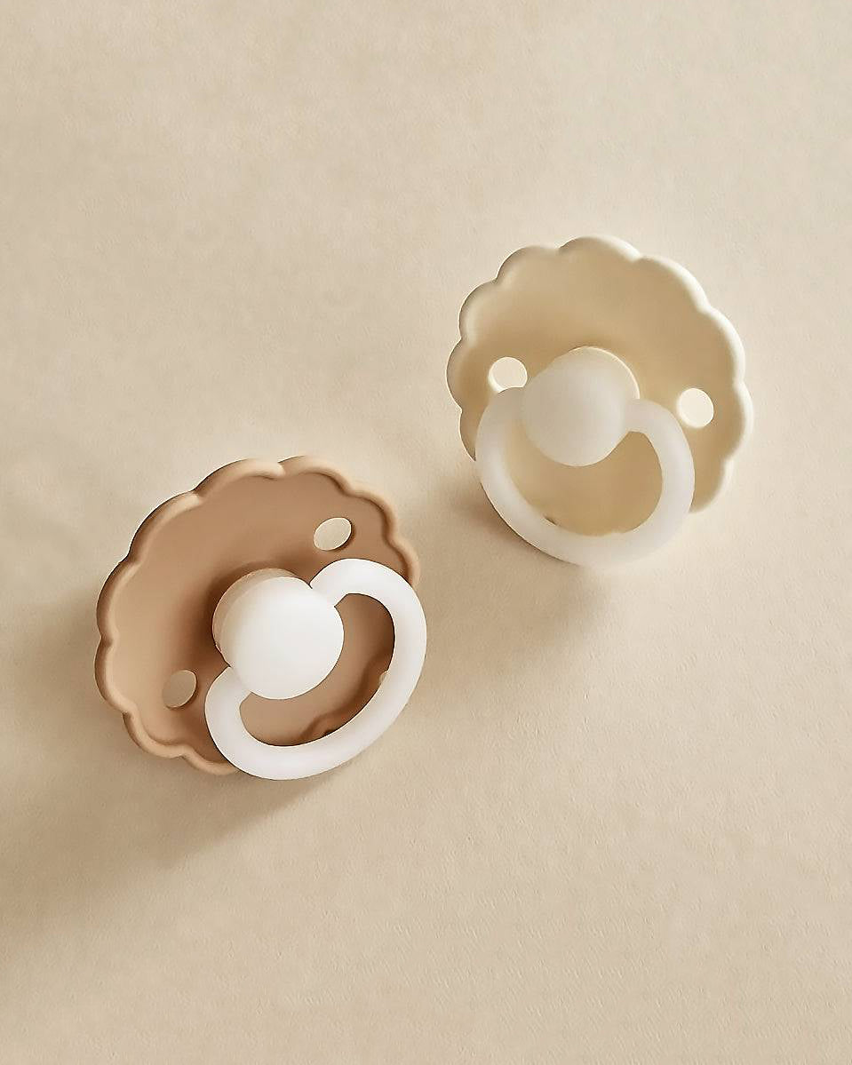 Frigg Pacifier Daisy Night - 2 Pack - Cream & Croissant - Petit Filippe