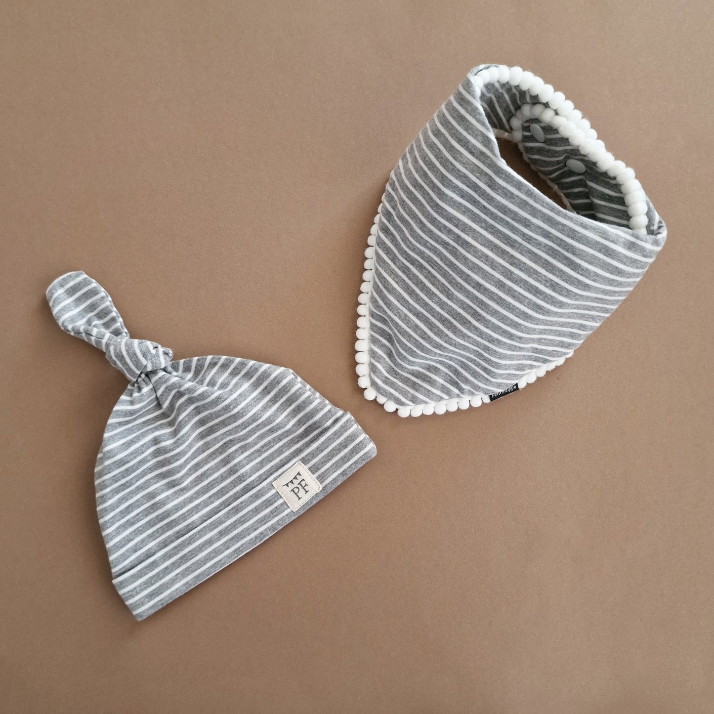 Pom Pom Bib & Knot Hat set - Grey - Petit Filippe