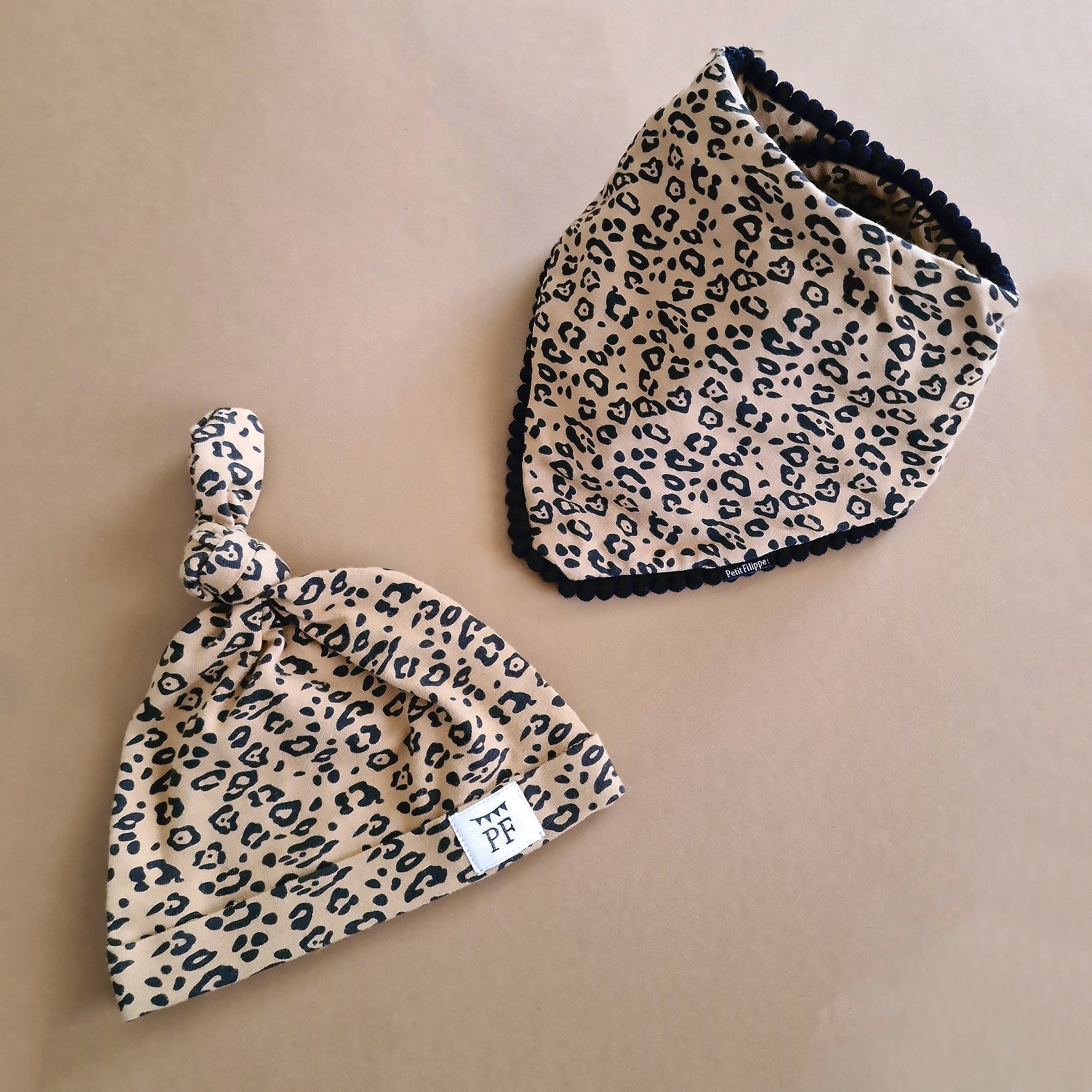 Pom Pom Bib & Knot Hat set - Leopard - Petit Filippe